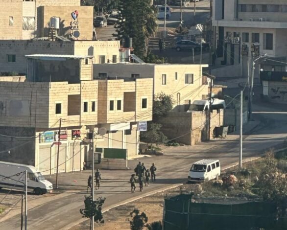 قوات الاحتلال تنفذ حملة اعتقالات في قطنة شمال غرب القدس المحتلة