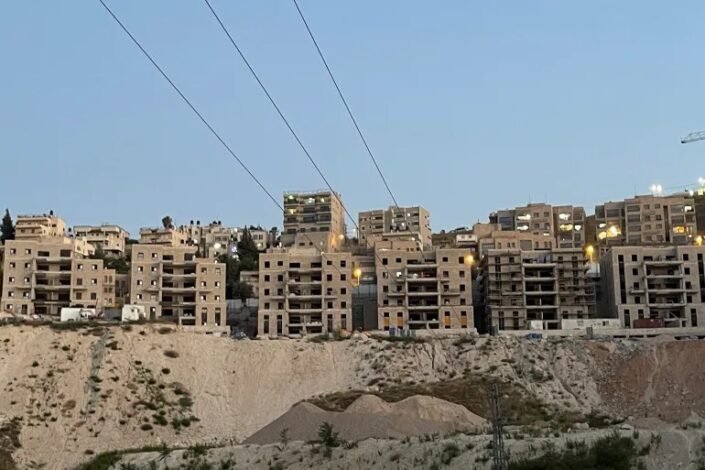 أعمال توسع وبناء حديثة في مستوطنة مقامة على أراضي جبل المكبر (الجزيرة)