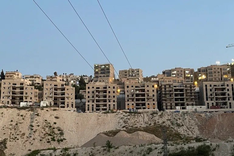 أعمال توسع وبناء حديثة في مستوطنة مقامة على أراضي جبل المكبر (الجزيرة)