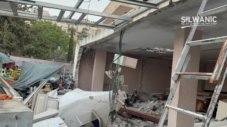 الاحتلال يجبر عائلة الوحيدي على هدم منزلها في سلوان