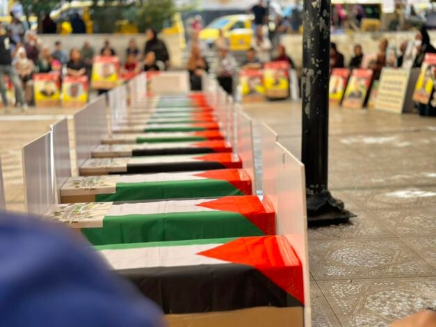 يحتجز الاحتلال جثامين 552 شهيدًا