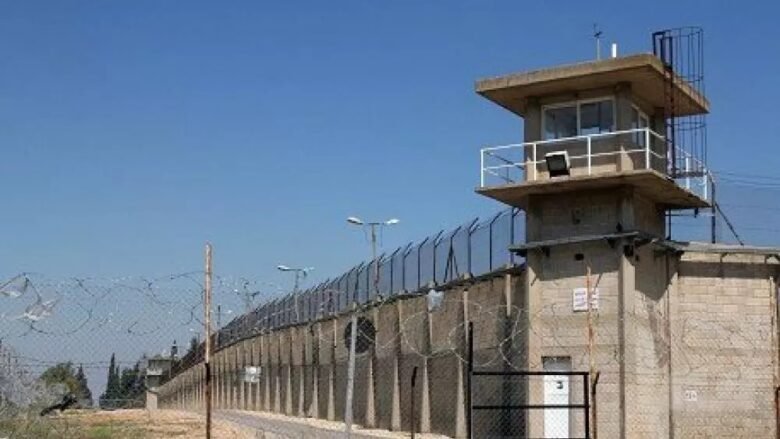 تمارس إدارة السجون سياسة تنكيل ممنهجة بحق الأسرى في كل السجون والمعتقلات