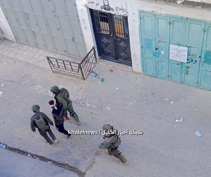 قوات الاحتلال تعتقل فلسطينيًا من مخيم الفوار بالخليل - 2024/10/24