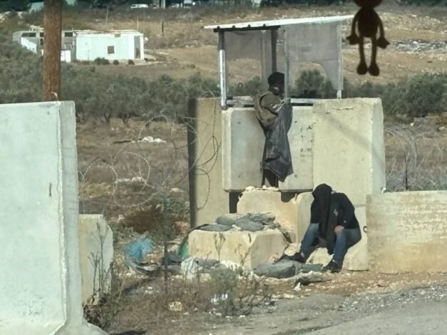 قوات الاحتلال تحتجز شابا على حاجز عورتا جنوب نابلس