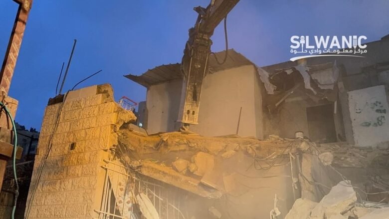 الاحتلال يجبر عائلة عويضة على هدم مبناها المكون من 6 شقق في سلوان