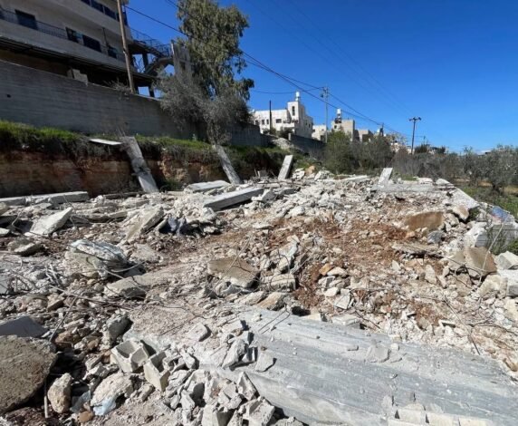 جرافة الاحتلال تهدم منزلاً قيد الإنشاء في بيت إجزا شمال غرب القدس - العاصمة