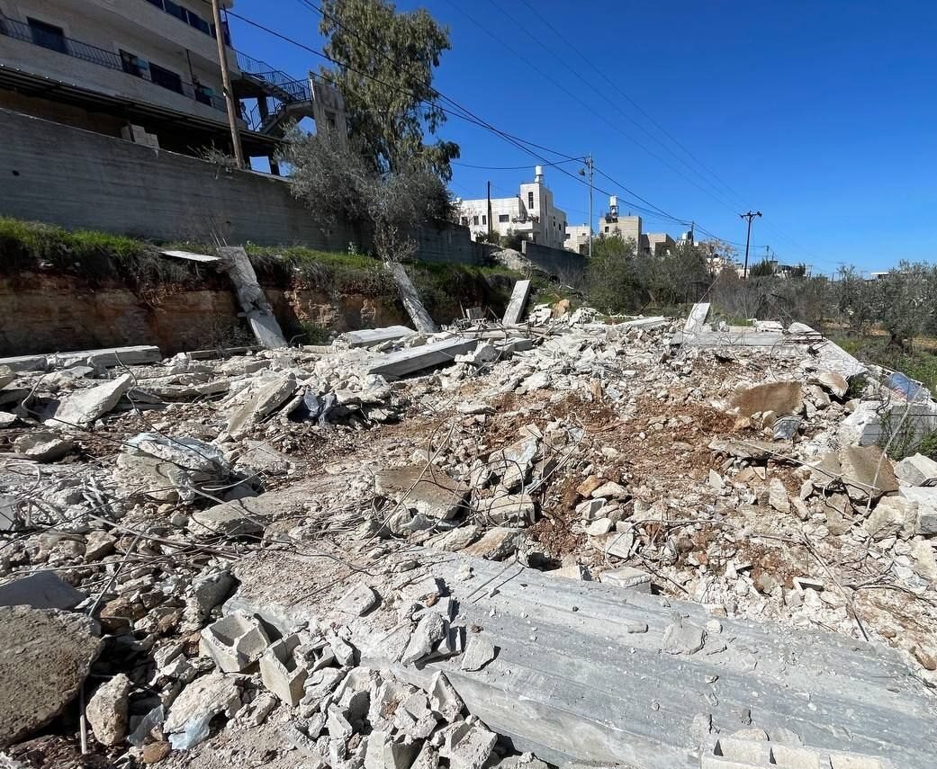 جرافة الاحتلال تهدم منزلاً قيد الإنشاء في بيت إجزا شمال غرب القدس - العاصمة