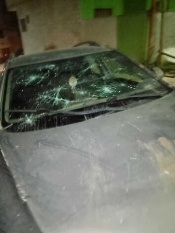 تضرر مركبة فلسطينية جراء رشقها بالحجارة من قبل مستوطنين قرب جبل صبيح في بلدة بيتا جنوب نابلس - نيسان 2025